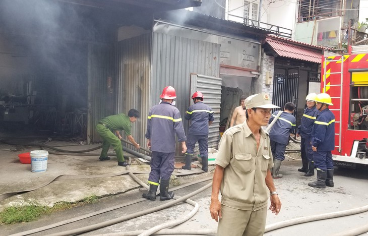 Xưởng đúc tượng ở Thủ Đức cháy dữ dội, cháy lan xưởng vải, xưởng gỗ - Ảnh 2.