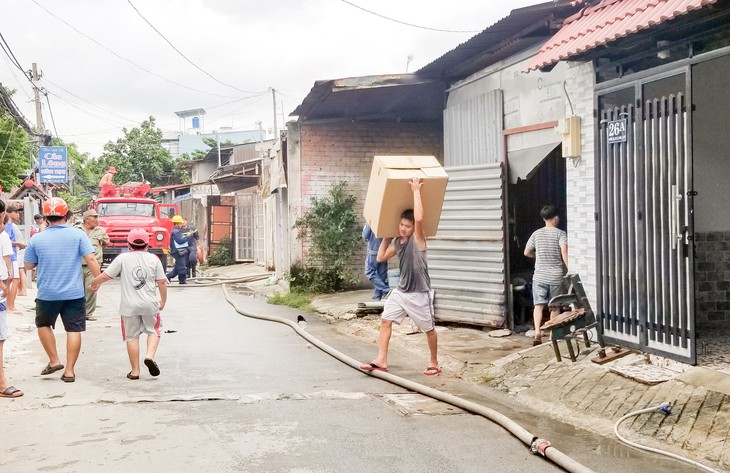 Xưởng đúc tượng ở Thủ Đức cháy dữ dội, cháy lan xưởng vải, xưởng gỗ - Ảnh 3.