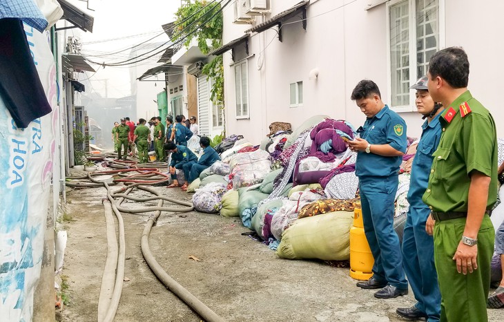 Xưởng đúc tượng ở Thủ Đức cháy dữ dội, cháy lan xưởng vải, xưởng gỗ - Ảnh 4.