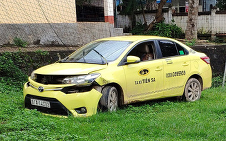 Bắt 2 tên cướp dùng súng gí vào đầu tài xế cướp taxi