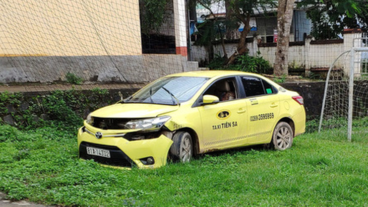 Bắt 2 tên cướp dùng súng gí vào đầu tài xế cướp taxi - Ảnh 1.