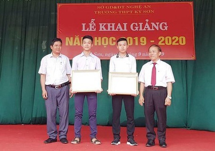 Khen thưởng 2 nam sinh dũng cảm cứu người trong lũ dữ - Ảnh 1.