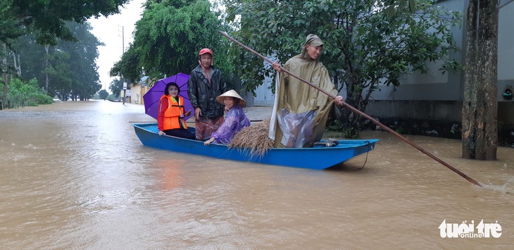 Bị nước lũ cô lập, người dân Hương Khê lo di dời tài sản, gia súc - Ảnh 2.