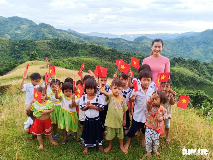 Lễ khai giảng của 34 trò, 2 cô và 1 đại biểu lãnh đạo là trưởng nóc - Ảnh 11.