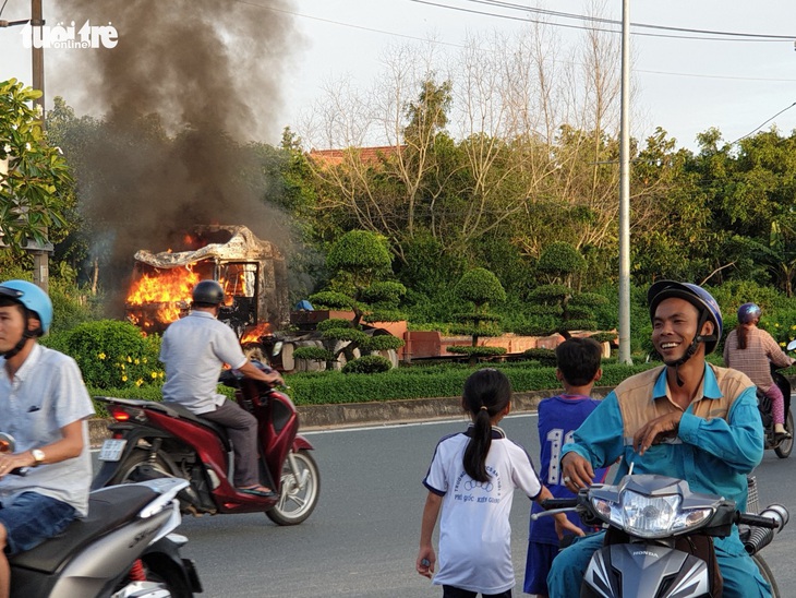 Xe đầu kéo cháy ngùn ngụt, cả trăm người vui vẻ đứng livestream - Ảnh 4.