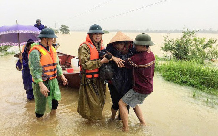 Vượt lũ đưa sản phụ đi... 