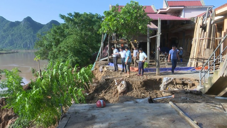 Sạt lở nghiêm trọng sau lũ, nhiều nhà có nguy cơ chìm xuống sông - Ảnh 3.