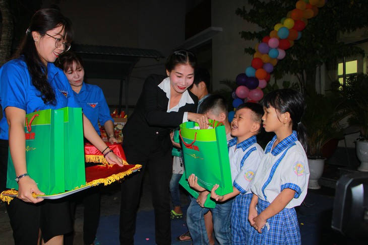 Con em người bán báo cùng vui Đêm hội trăng rằm - Ảnh 3. Con em người bán báo cùng vui Đêm hội trăng rằm - Ảnh 3.