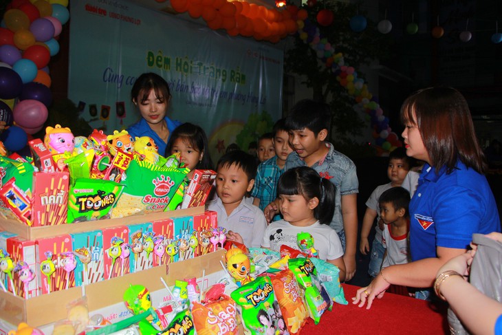 Con em người bán báo cùng vui Đêm hội trăng rằm - Ảnh 1. Con em người bán báo cùng vui Đêm hội trăng rằm - Ảnh 1.