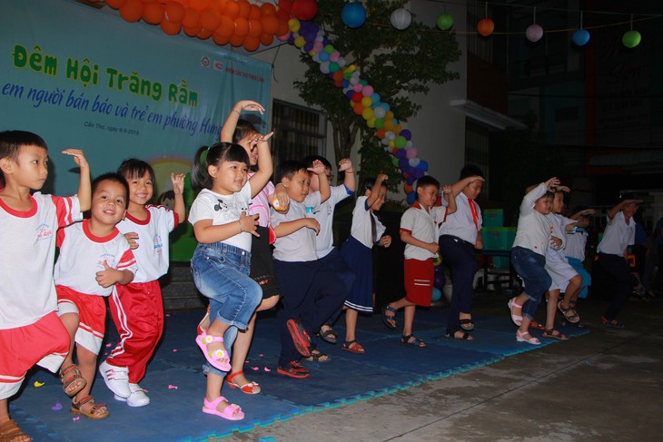 Con em người bán báo cùng vui Đêm hội trăng rằm - Ảnh 5. Con em người bán báo cùng vui Đêm hội trăng rằm - Ảnh 5.