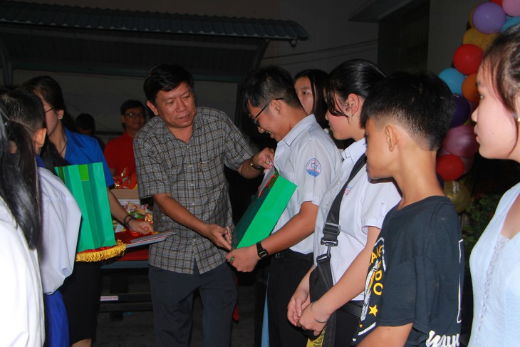 Con em người bán báo cùng vui Đêm hội trăng rằm - Ảnh 2. Con em người bán báo cùng vui Đêm hội trăng rằm - Ảnh 2.