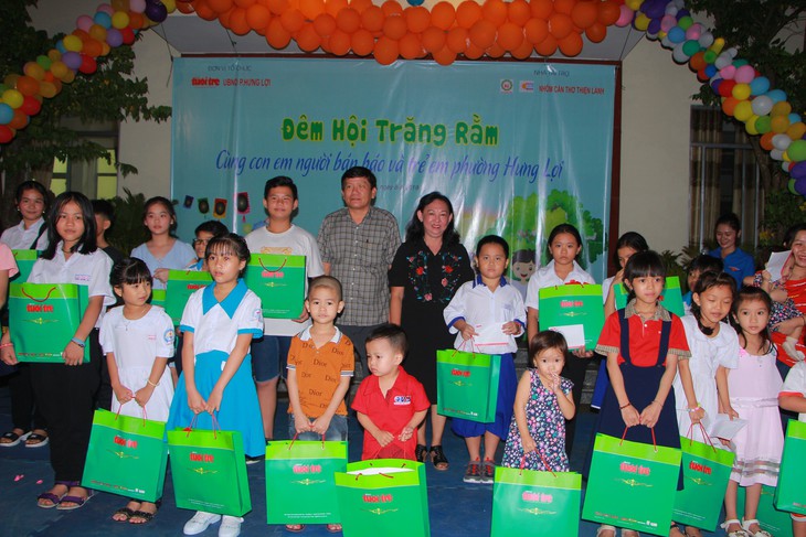 Con em người bán báo cùng vui Đêm hội trăng rằm - Ảnh 6. Con em người bán báo cùng vui Đêm hội trăng rằm - Ảnh 6.