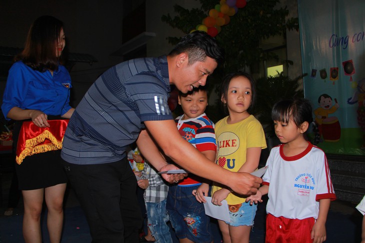 Con em người bán báo cùng vui Đêm hội trăng rằm - Ảnh 4. Con em người bán báo cùng vui Đêm hội trăng rằm - Ảnh 4.