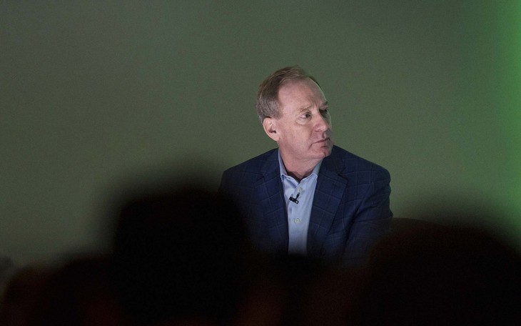 Chủ tịch Microsoft than phiền ông Trump đối xử bất công với Huawei