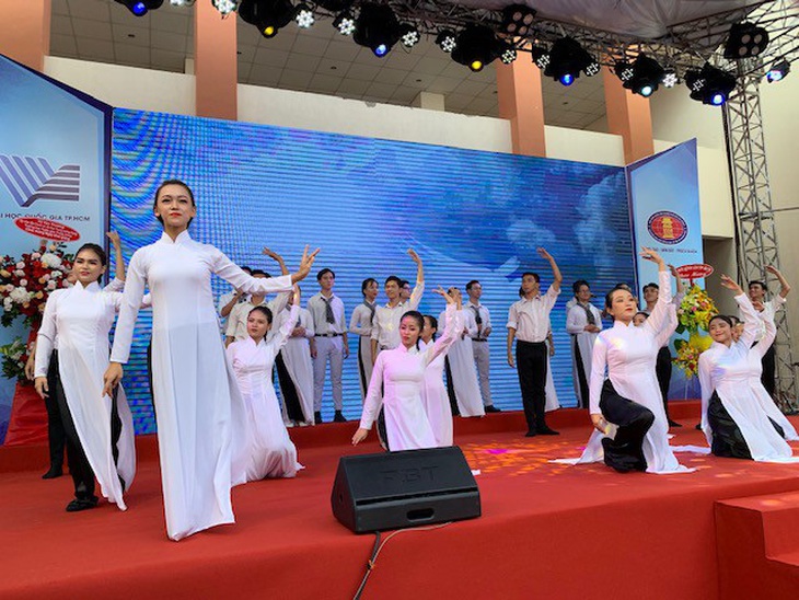 Nhà trường phải đào tạo ra những người có hoài bão, trách nhiệm - Ảnh 2. Nhà trường phải đào tạo ra những người có hoài bão, trách nhiệm - Ảnh 2.