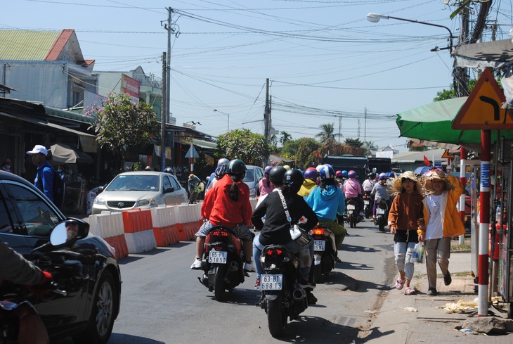 Làng hoa Sa Đéc ken đặc du khách ngày đầu dừng thu vé - Ảnh 5.