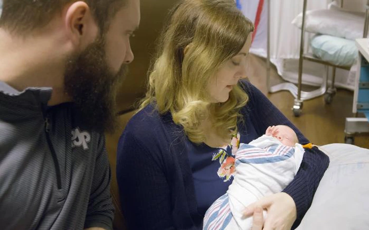 Đứa trẻ đầu tiên ở Anh ra đời từ tử cung hiến của người đã mất - Ảnh 3.