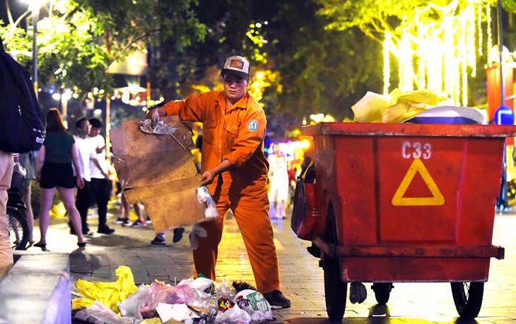 Những bóng áo cam trên đường đêm - Ảnh 3. Những bóng áo cam trên đường đêm - Ảnh 3.