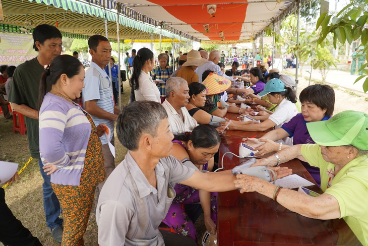 Chợ tết 0 đồng và nồi cháo gà miễn phí - Ảnh 2.