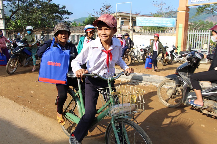 Tết sẻ chia với học trò vùng bão lũ và hạn mặn: Quà xuân đến với trò nghèo - Ảnh 1.