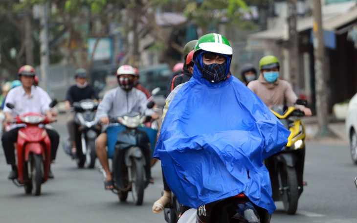 TP.HCM âm u cả ngày, chiều tối có mưa trái mùa