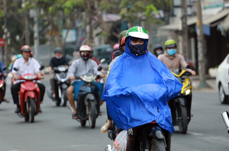 TP.HCM âm u cả ngày, chiều tối có mưa trái mùa - Ảnh 1.