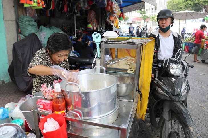 Bà cụ 16 năm bán xôi nuôi 5 con và chồng bại liệt giữa Sài Gòn - Ảnh 1.