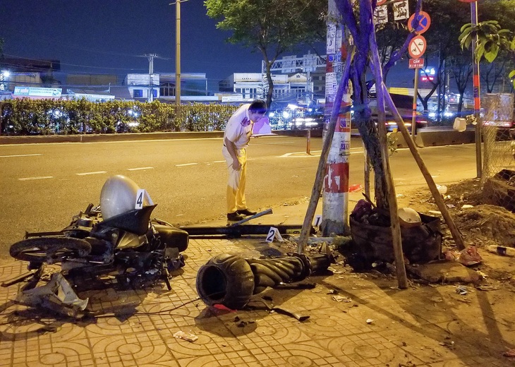 Tông vào trụ đèn chiếu sáng, một nam thanh niên tử vong - Ảnh 1.