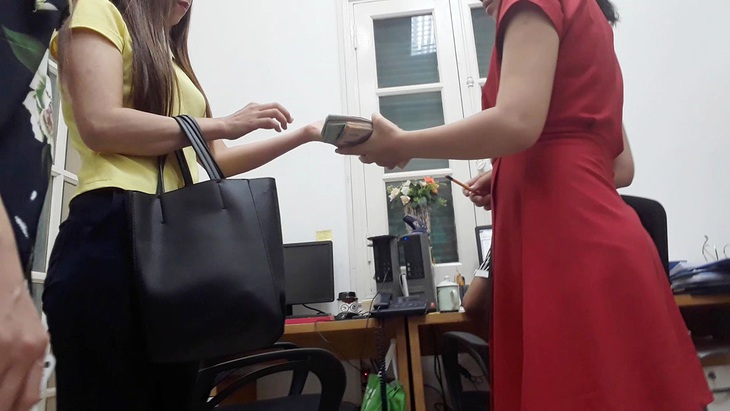 Trong chảo lửa nợ nần cuối năm - Ảnh 1.