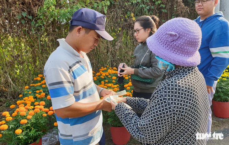 Vợ lịm chết trên tay chồng trên đường đi lấy bông bán tết - Ảnh 2.