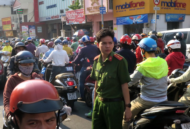 Đường phố giáp tết kẹt cứng - Ảnh 4. Đường phố giáp tết kẹt cứng - Ảnh 4.