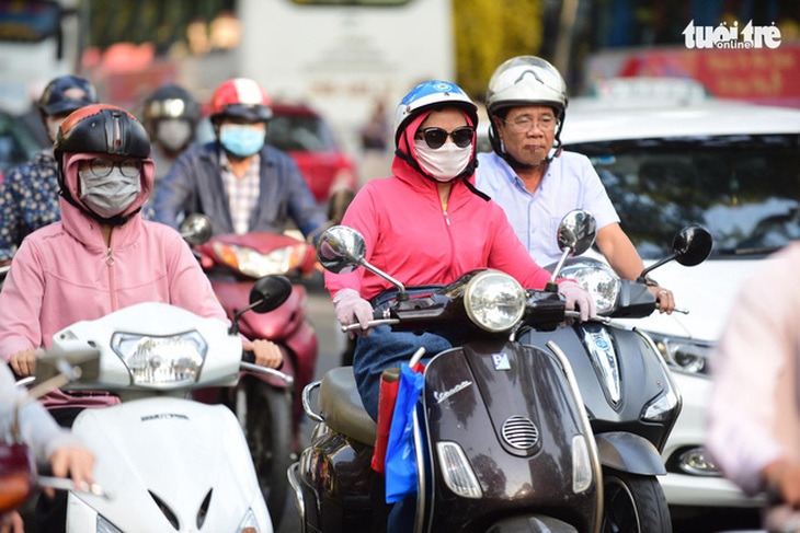 TP.HCM đầu ngày se lạnh, trưa nóng nhất 31-34 độ - Ảnh 1. TP.HCM đầu ngày se lạnh, trưa nóng nhất 31-34 độ - Ảnh 1.