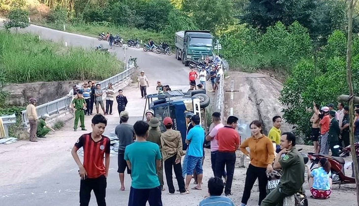 Xe tải lật nghiêng khi xuống dốc, 2 người chết - Ảnh 1. Xe tải lật nghiêng khi xuống dốc, 2 người chết - Ảnh 1.