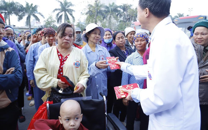 Em bé ung thư xương mong chuyến xe về nhà mùa Tết