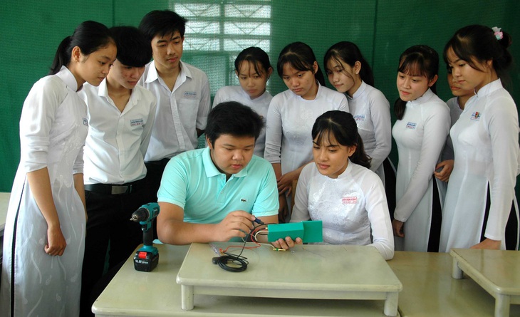 Học trò làm thiết bị báo động xe bị cướp, gặp nạn - Ảnh 1. Học trò làm thiết bị báo động xe bị cướp, gặp nạn - Ảnh 1.