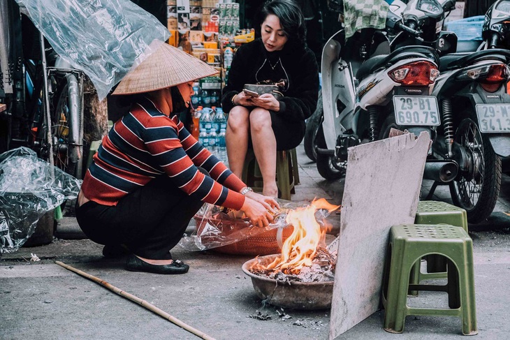 Ngày cúng ông Táo, du khách Mỹ không hiểu vì sao chỗ nào cũng thấy đốt - Ảnh 2.