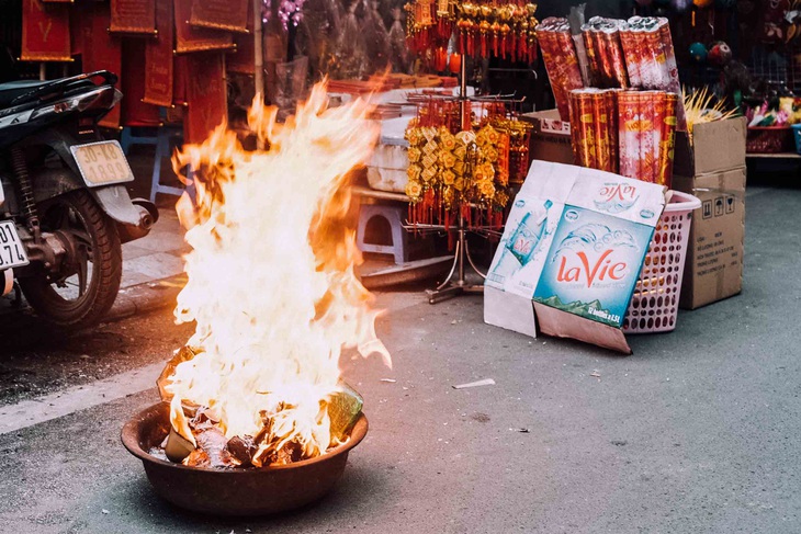 Ngày cúng ông Táo, du khách Mỹ không hiểu vì sao chỗ nào cũng thấy đốt - Ảnh 3.