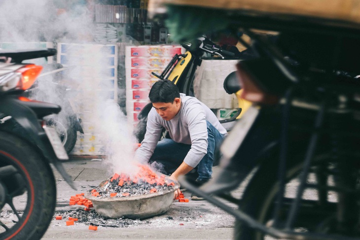 Ngày cúng ông Táo, du khách Mỹ không hiểu vì sao chỗ nào cũng thấy đốt - Ảnh 8.