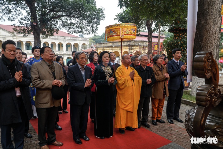 Thả cá chép, dựng cây nêu đón năm mới tại Hoàng thành Thăng Long - Ảnh 2.