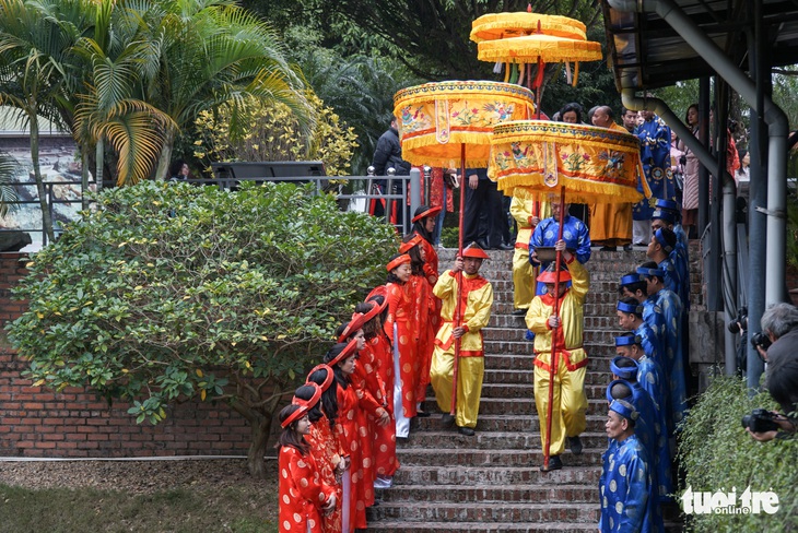 Thả cá chép, dựng cây nêu đón năm mới tại Hoàng thành Thăng Long - Ảnh 3.