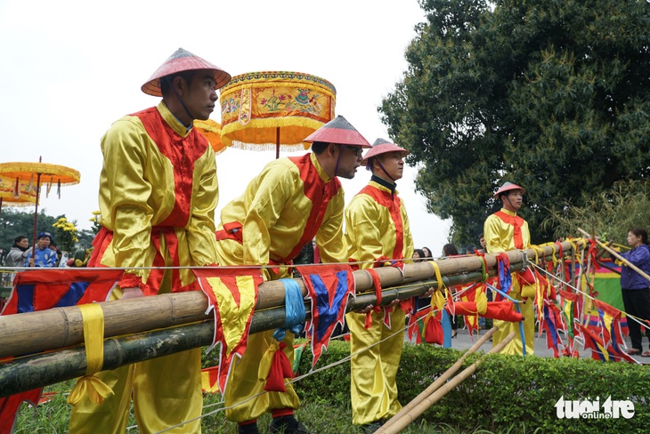 Thả cá chép, dựng cây nêu đón năm mới tại Hoàng thành Thăng Long - Ảnh 4.