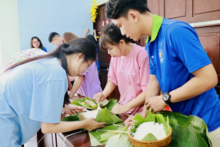 Vui Tết xa nhà cho sinh viên khó khăn - Ảnh 1.