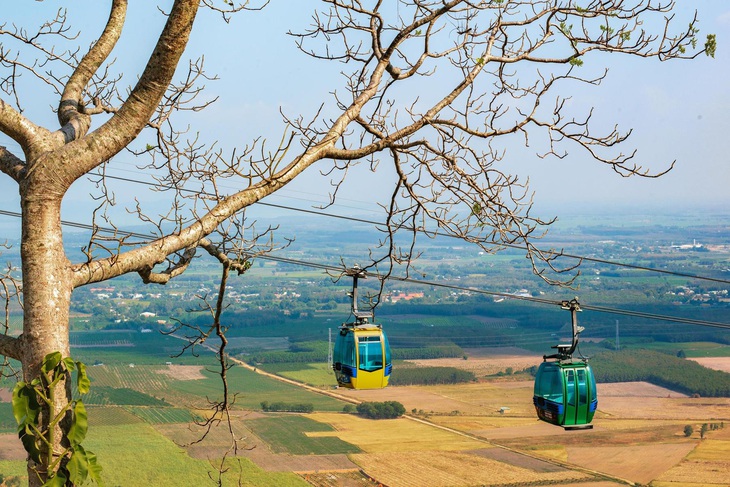 Khai trương cáp treo dài gần 2km lên núi Bà Đen - Ảnh 1.