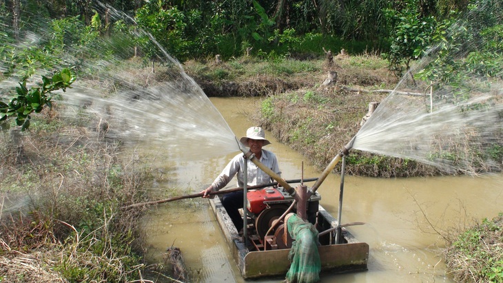 Vĩnh Long đóng cống Vũng Liêm để ngăn mặn - Ảnh 1.