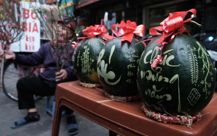 Khắc dưa hấu chưng Tết, kiếm 4 - 5 triệu đồng mỗi ngày - Ảnh 2.