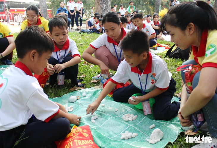 Lần đầu con được tự lựa giày mà không phải trả tiền, vui quá xá - Ảnh 6.