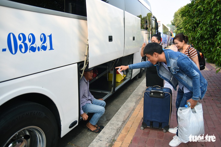 Đồng Nai: Hơn 200 chuyến xe miễn phí đưa công nhân về quê đón tết - Ảnh 4.