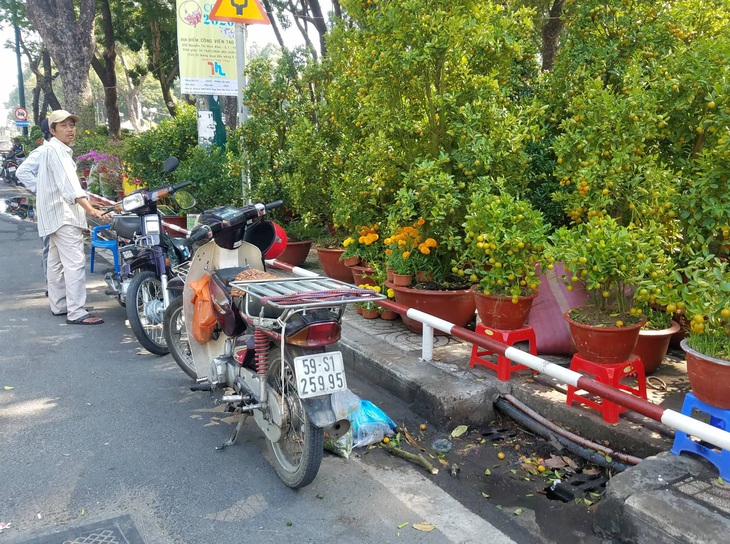 Sợ ngậm hàng, nhiều nhà vườn bắt đầu giảm giá hoa - Ảnh 5.