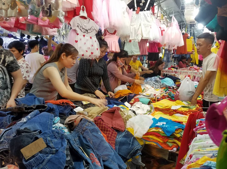 Công nhân săn quần áo tết giảm giá đến tối mịt - Ảnh 1. Công nhân săn quần áo tết giảm giá đến tối mịt - Ảnh 1.
