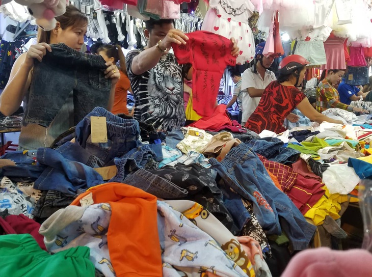 Công nhân săn quần áo tết giảm giá đến tối mịt - Ảnh 3. Công nhân săn quần áo tết giảm giá đến tối mịt - Ảnh 3.